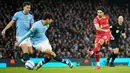 Pemain Liverpool, Dominik Szoboszlai, mencetak gol ke gawang Manchester City dalam lanjutan Liga Inggris 2024/2025 di Etihad Stadium, Minggu (23/2/2025) malam WIB. (AP Photo/Dave Thompson)