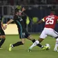 Winger Real Madrid, Gareth Bale (tengah), coba melewati bek Manchester United (MU), Antonio Valencia, pada laga Piala Super Eropa 2017 di Philip II Arena, Rabu (9/8/2017) dini hari WIB. (AFP/Nikolay Doychinov)