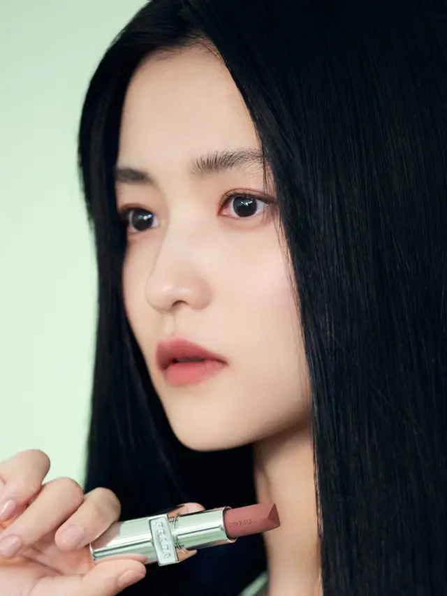 Potret Cantik Unik Kim Tae Ri yang Jadi Brand Ambassador Korea Pertama untuk Prada Beauty