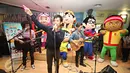 Grup band d'Masiv tampil dalam acara launching lagu berjudul 'Di Bawah Langit yang Sama' di Jakarta, Jumat (5/2). Lagu tersebut menjadi OST film 'BoBoiBoy The Movie' serta akan dimuat dalam album kelima mereka. (Liputan6.com/Immanuel Antonius)