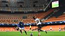 Gelandang Atalanta, Josip Ilicic, berebut bola dengan pemain Valencia pada laga babak 16 besar Liga Champions 2019-2020 di Stadion Mestalla, Valencia, Rabu (11/3). Atalanta menang 4-3 atas Valencia. (AFP/POOL UEFA)