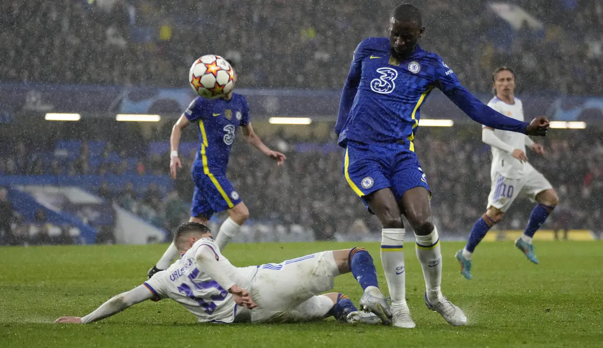 Antonio Rudiger. Bek tengah Jerman keturunan Sierra Leone berusia 29 tahun ini tampil sebagai starter di lini pertahanan Chelsea. Tampil penuh selama 90 menit, ia dibuat kerepotan oleh aksi Karim Benzema yang mampu membobol gawang Chelsea tiga kali. (AP/Kirsty Wigglesworth)