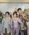 Kakak Fadly Faisal dan Fuji An, Frans Faisal, melangsungkan lamaran pada Minggu, 8 Desember 2024. Ia telah melamar kekasihnya, Indah Tri Pertiwi, dalam sebuah acara intim yang berlangsung di The Wijaya House, Jakarta. [IG:@fuji_an].