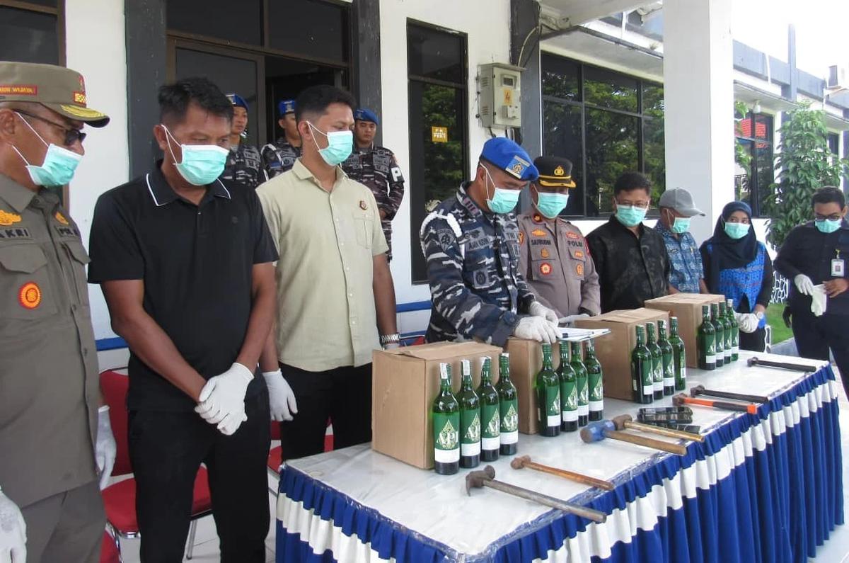 FOTO: TNI AL Musnahkan Miras Ilegal Hasil Operasi di Morotai