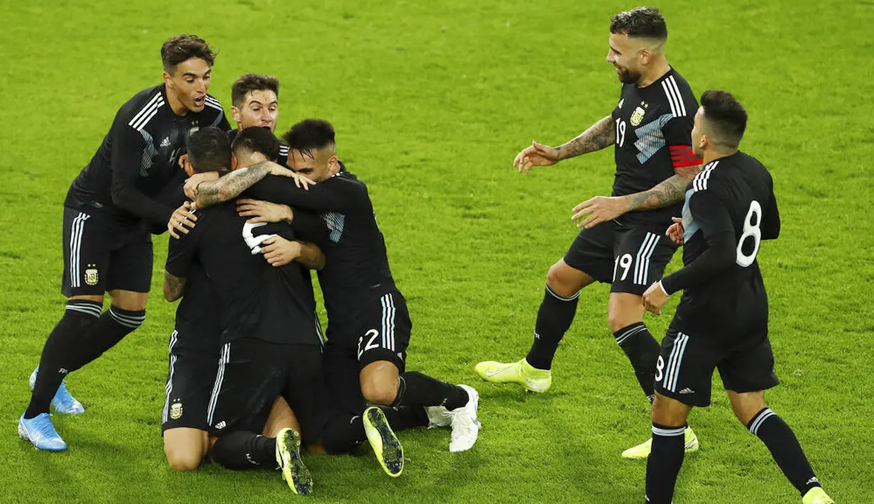 Para pemain Argentina merayakan gol yang dicetak oleh Lucas Alario ke gawang Jerman pada laga persahabatan di Stadion Signal Iduna Park, Rabu (9/10). Kedua tim bermain imbang 2-2. (AP/Bernd Thissen)