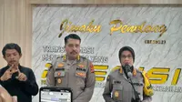 Kabid Dokkes Polda Lampung, Kombes Mardi Sudarman didampingi Kabid Humas Polda Lampung, Kombes Pol Umi Fadillah Astutik saat jumpa pers di Mapolda setempat. Foto (Liputan6.com/Ardi)