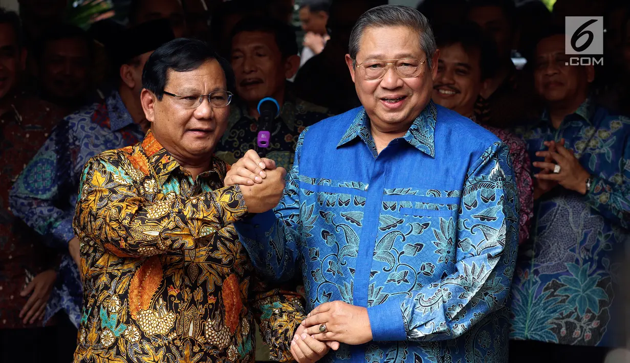 Ketua Umum Partai Gerindra Prabowo Subianto (kiri) berjabat tangan dengan Ketua Umum Partai Demokrat Susilo Bambang Yudhoyono atau SBY (kanan) usai bertemu di Jakarta, Senin (30/7). Demokrat mengusung Prabowo sebagai capres 2019. (Liputan6.com/JohanTallo)