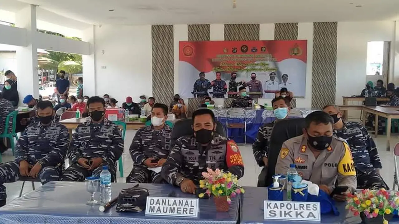 Komandan Pangkalan TNI AL Maumere Kolonel Laut (P) Dwi Yoga Pariyadi sebagai Alumnus Akabri 1998 didampingi Kapolres Sikka AKBP Sajimin SIK, melakukan dialog melalui Vicon bersama Panglima TNI dan Kapolri. (Liputan6.com/Dionisius Wilibardus)