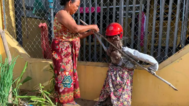 Dipercaya Tangkal Covid-19, Warga di Desa Ini Pasang Orang-Orangan Sawah di Rumah