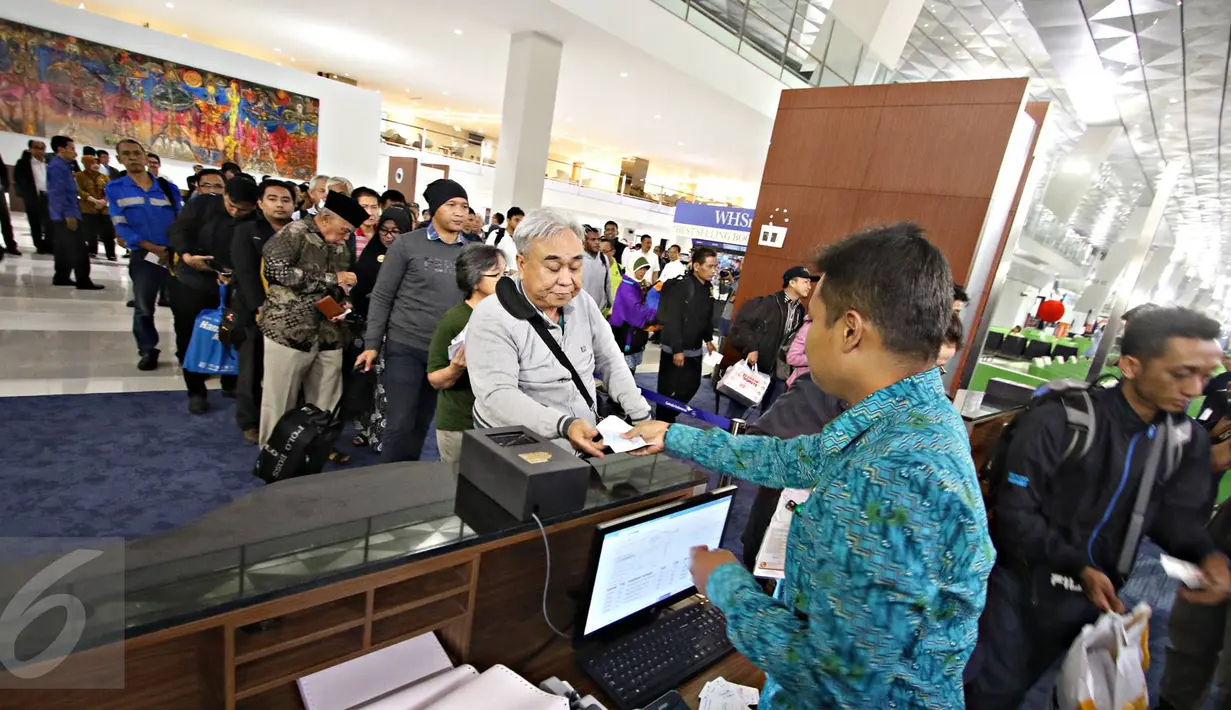 Penumpang mengantre cek in di counter Garuda Indonesia pada penerbangan perdana di Terminal 3 Bandara Soekarno Hatta, Tangerang (9/8). Angkasa Pura 2 menyiapkan 30 customer service mobile di Terminal 3. (Liputan6.com/Immanuel Antonius).
