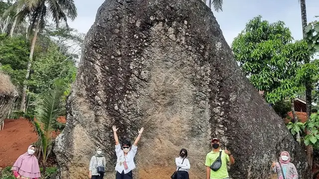 Wisatawan berfoto di desa wisata Nglanggeran.