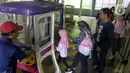 Pengunjung antre untuk menikmati fasilitas wahana kereta gantung di Taman Mini Indonesia Indah (TMII), Jakarta, Senin (12/5/2025). (Liputan6.com/Herman Zakharia)