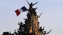 Fans memanjat patung Place de la Concorde saat menyambut timnas Prancis di Champs-Elysee avenue, Paris, (16/7/2018). Prancis berpesta merayakan keberhasilan Les Bleus meraih trofi Piala Dunia 2018. (AP/Bob Edme)