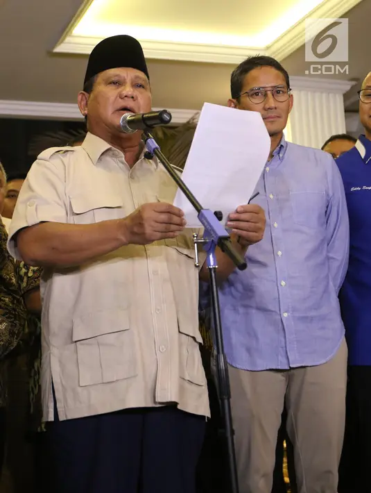 Capres nomor urut 02 Prabowo Subianto (kiri) didampingi cawapres Sandiaga Uno saat memberi ketarangan terkait hasil putusan Mahkamah Konstitusi (MK), Jakarta, Kamis (27/6/2019). Dalam putusannya, MK menegaskan lembaganya punya kewenangan untuk mengadili permohonanan PHPU. (Liputan6.com/Angga Yuniar)