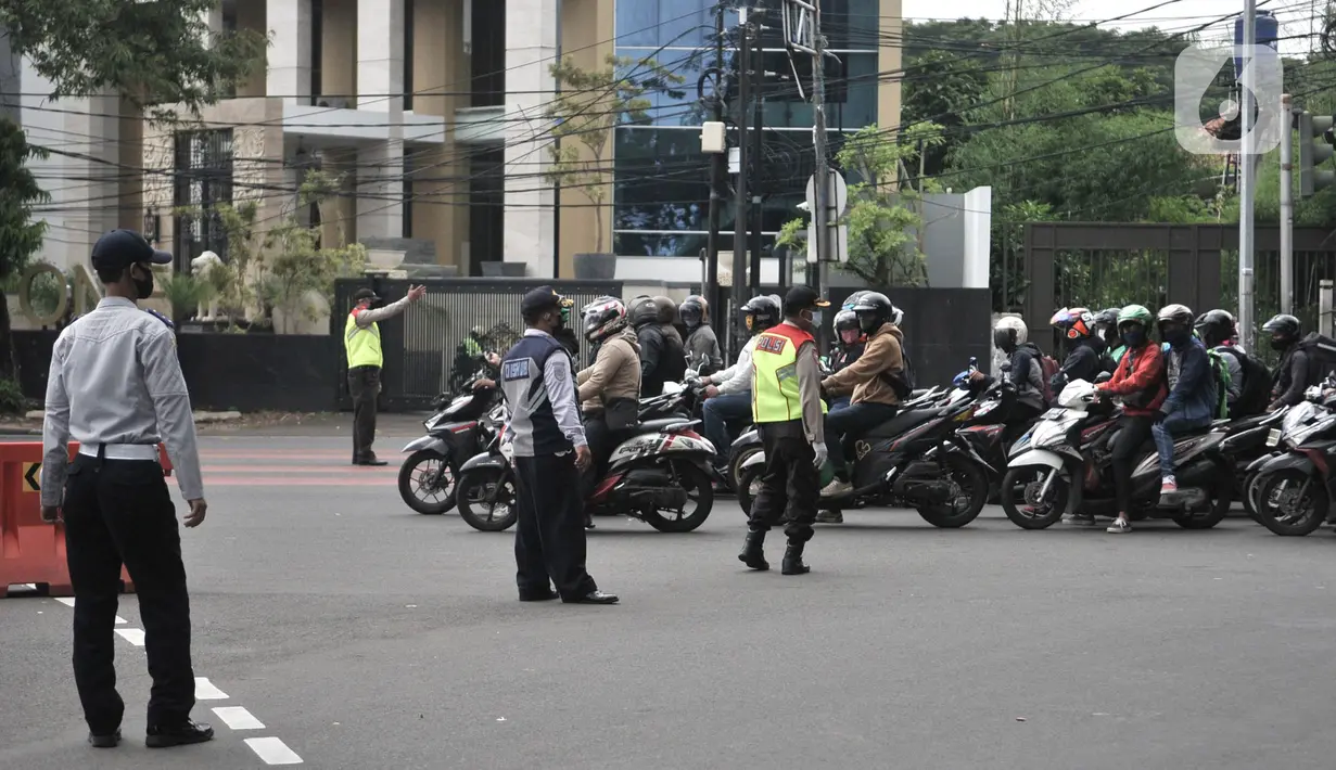 Petugas gabungan mengatur lalu lintas saat penindakan Pembatasan Sosial Berskala Besar (PSBB) di kawasan Menteng, Jakarta, Senin (13/4/2020).  (merdeka.com/Iqbal S. Nugroho)