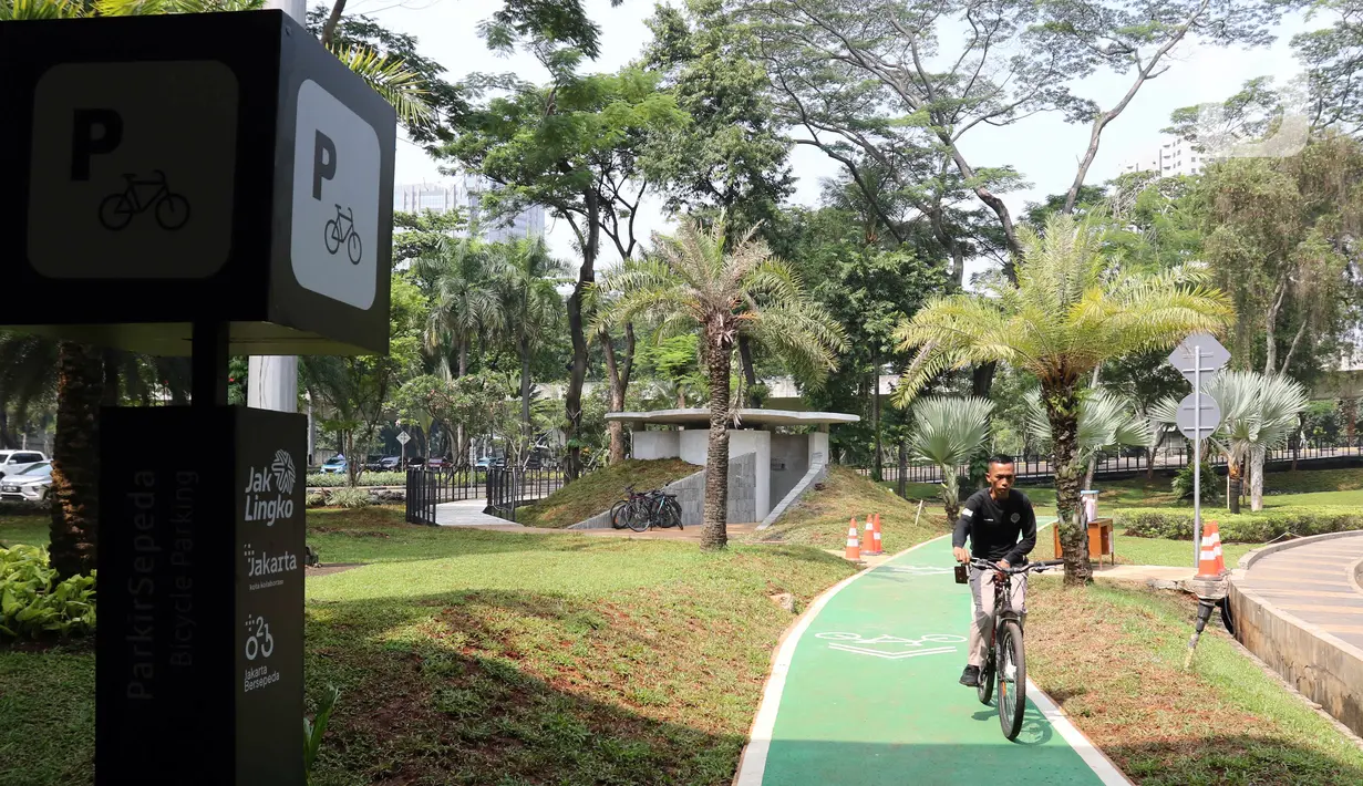 Pesepeda melintasi jalur sepeda Taman Semanggi, Jakarta, Rabu (12/10/2022). Gubernur DKI Jakarta Anies Baswedan menyatakan pembangunan fasilitas pejalan kaki dan jalur sepeda itu bertujuan untuk memberikan ruang interaksi dan oase baru bagi warga Ibu Kota dan sekitarnya. (Liputan6.com/Herman Zakharia)