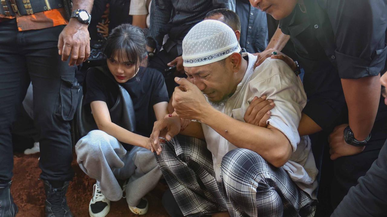 Tangis Haru Iringi Pemakaman Mpok Alpa, Komedian Ceria yang Berjuang Diam-Diam Lawan Kanker
