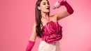 Lihat Aaliyah Massaid mendandani dirinya bak boneka Barbie. Dengan atasan berbentuk bunga berwarna pink, detail halter-neck, Aaliyah tampil manis memadukannya dengan mini skirt putih, gloves lateks berwarna pink senada dengan atasannya. [Foto: Instagram/aaliyah.massaid]
