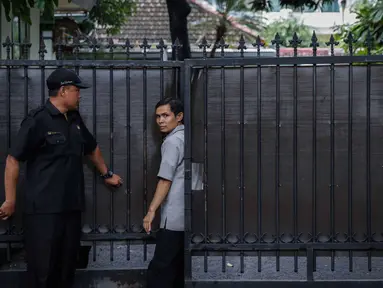 Seorang pria keluar dari gedung sementara tempat para komisioner KPU bekerja, tepat di sebelah Kantor KPU Pusat, Jakarta, Kamis (9/1/2020). Sebelumnya, Komisioner KPU Wahyu Setiawan diamankan penyidik KPK dalam operasi tangkap tangan (OTT) pada Rabu 8 Januari 2020. (Liputan6.com/Faizal Fanani)