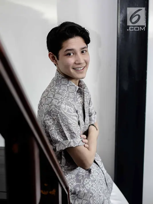 Gaya anak Tamara Bleszinsky, Teuku Rassya saat dijumpai di kawasan Jakarta, Rabu (11/4). Remaja berusia 19 tahun tersebut kini tengah mengenyam pendidikan di Conventry University, London, Inggris. (Liputan6.com/Faizal Fanani)