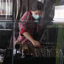 Petugas menata perhiasan emas di Galeri 24 Pegadaian Kota Tangerang, Banten, Kamis (11/6/2020). Harga emas PT Aneka Tambang Tbk (Antam) pada hari ini naik Rp 12.000 menjadi Rp 893 ribu per gram dibanding sebelumnya. (Liputan6.com/Angga Yuniar)