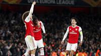Striker Arsenal, Nicolas Pepe (tengah) berselebrasi usai mencetak gol ke gawang Vitoria de Guimaraes pada pertandingan Grup F Liga Europa di Stadion Emirates, London (24/10/2019). Di pertandingan ini, Pepe mencetak dua gol dan mengantar Arsenal menang 3-2 atas Vitoria. (AP Photo/Alastair Grant)