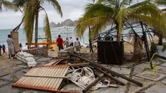 Sejumlah warga berdiri di puing-puing sebuah restoran setelah hantaman Badai Newton di Los Cabos, Meksiko, Selasa (6/9). Menurut otoritas berwenang, Badai Newton telah mengakibatkan dua orang meninggal dan tiga lainnya hilang. (REUTERS/Fernando Castillo)