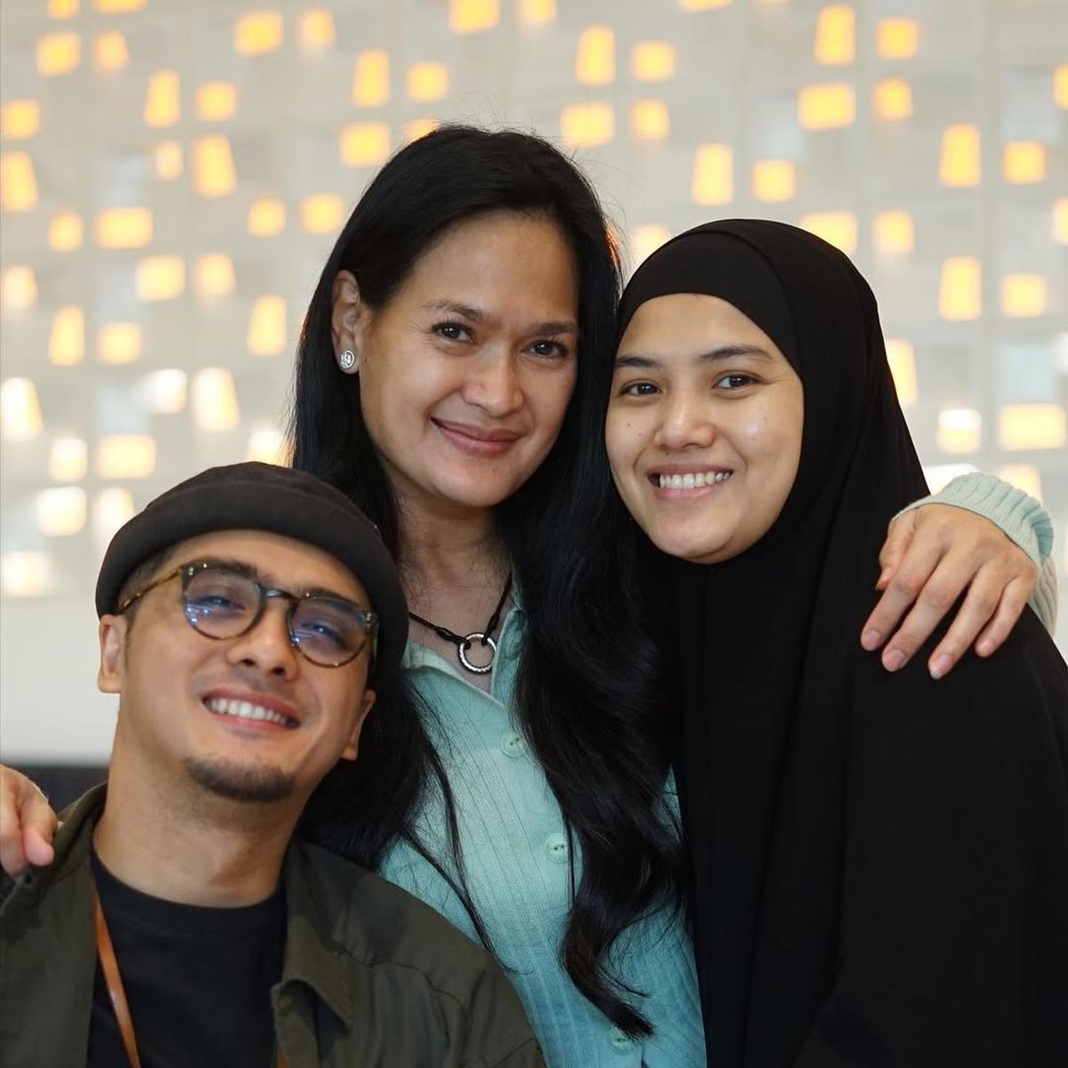 Bahagia Selalu Dilibatkan Soal Cucu, Ini 7 Potret Donna Harun dengan Herfiza Sang Menantu