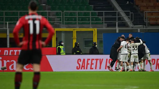 Pemain Spezia merayakan gol saat mengalahkan AC Milan di San Siro pada lanjutan Liga Italia