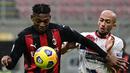 Striker AC Milan, Rafael Leao (kiri) berebut bola dengan gelandang Crotone, Ahmed Benali dalam laga lanjutan Liga Italia 2020/21 pekan ke-21 di San Siro Stadium, Milan, Minggu (7/2/2021). AC Milan menang 4-0 atas Crotone. (AFP/Miguel Medina)