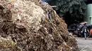 Sampah dari para pedagang pasar tersebut menumpuk lantaran pengangkutan yang tidak berjalan rutin di Pasar Induk Kramat Jati, Jakarta, Kamis (8/1/2015). (Liputan6.com/Faizal Fanani)
