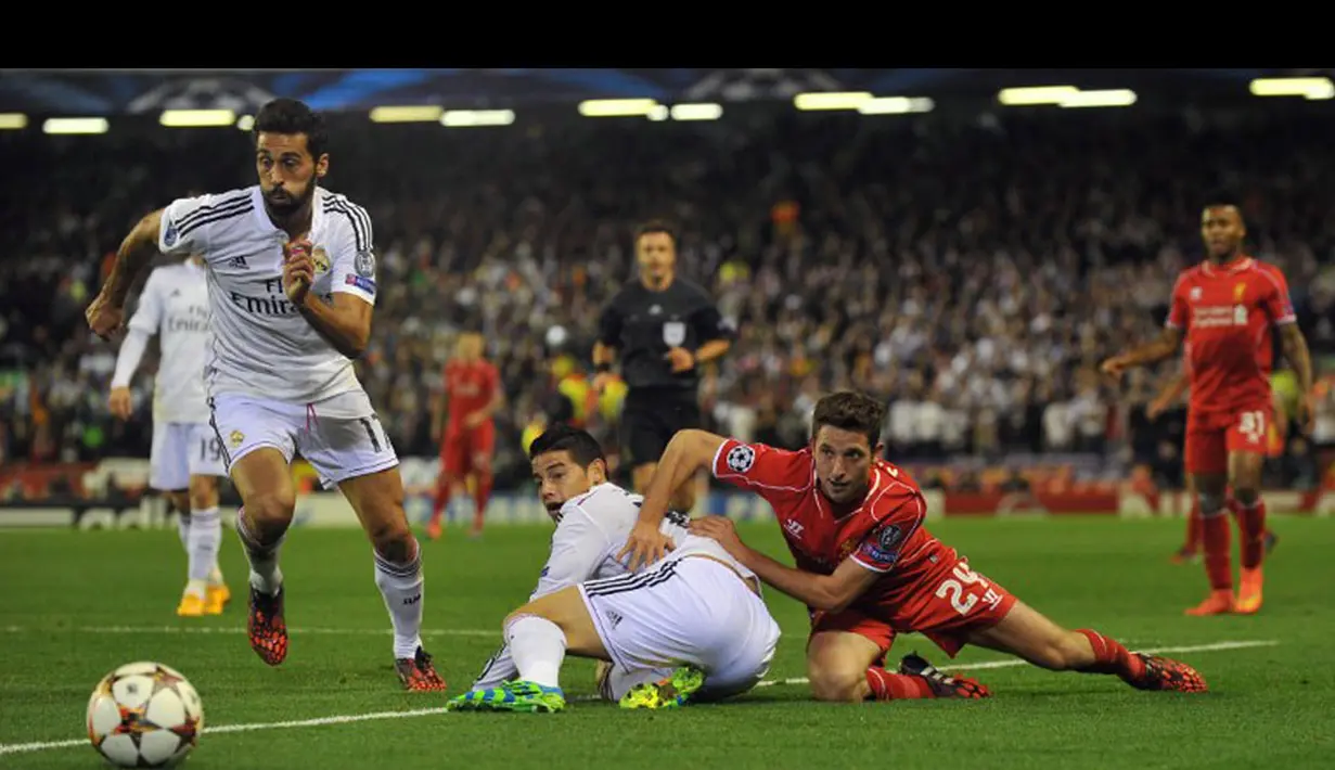 Gelandang Liverpool, Joe Allen (kanan) menatap bola setelah terjatuh saat berlaga melawan Real Madrid di Liga Champions Grup B di Stadion Anfield, (23/10/2014). (AFP PHOTO/Paul Ellis)
