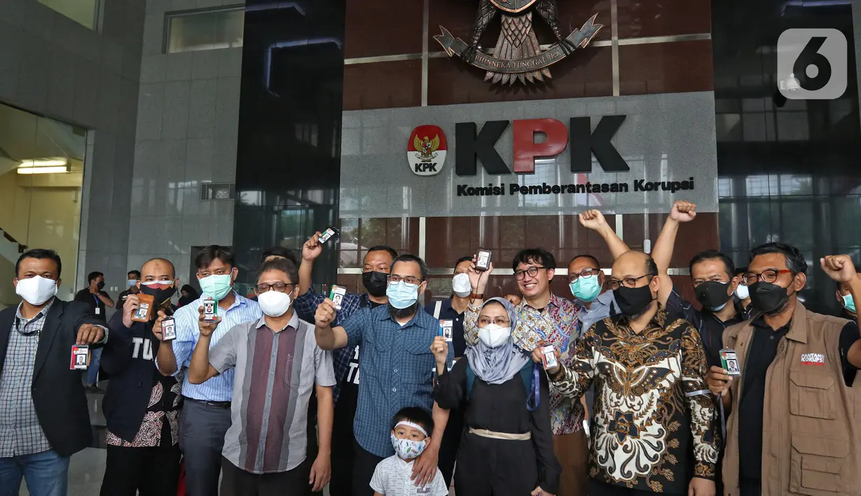 Novel Baswedan (kedua kanan) bersama pegawai yang tidak lolos tes wawasan kebangsaan (TWK) menunjukkan id card di Gedung KPK, Jakarta, Kamis (30/9/2021). 57 + 1 pegawai KPK yang tak lolos TWK untuk alih status ASN diberhentikan dengan hormat per 30 September 2021. (Liputan6.com/Herman Zakharia)