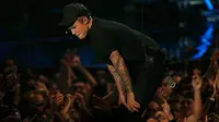 Justin Bieber terharu dan menangis usai penampilannya di acara MTV Video Music Awards 2015, Los Angeles , California,minggu (30/8/2015). Bieber sempat menyampaikan pidato singkat tentang kehidupannya. (REUTERS/Mario Anzuoni)