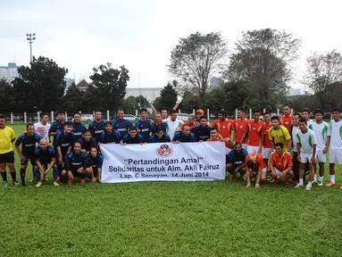 PSSI Pers, Selebriti FC, dan beberapa pesepakbola profesional menggelar laga amal untuk Akli Fairuz di Senayan, (14/6/2014). (Liputan6.com/Helmi Fithriansyah)