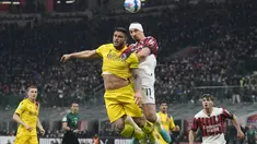 Penyerang AC Milan, Zlatan Ibrahimovic (kanan) berebut bola udara dengan pemain Bologna, Kevin Bonifazi pada pertandingan lanjutan Liga Serie A Italia di stadion San Siro, di Milan, Italia, Selasa (5/4/2022). AC Milan bermain imbang atas Bologna 0-0. (AP Photo/Antonio Calanni)