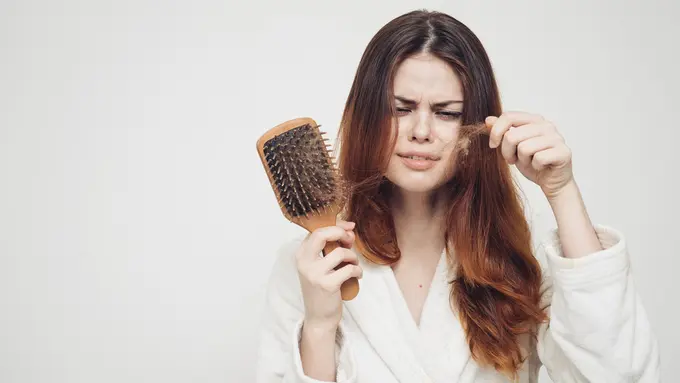 Atasi Masalah Rambut Rontok dengan Rangkaian Produk Perawatan Premium seperti di Salon