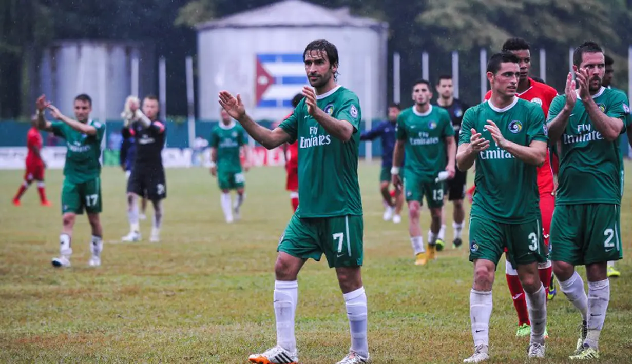 Para pemain New York Cosmos memberi hormat pada penonton yang hadir dalam laga melawan timnas Kuba tersebut (AFP/Yamil Lage)