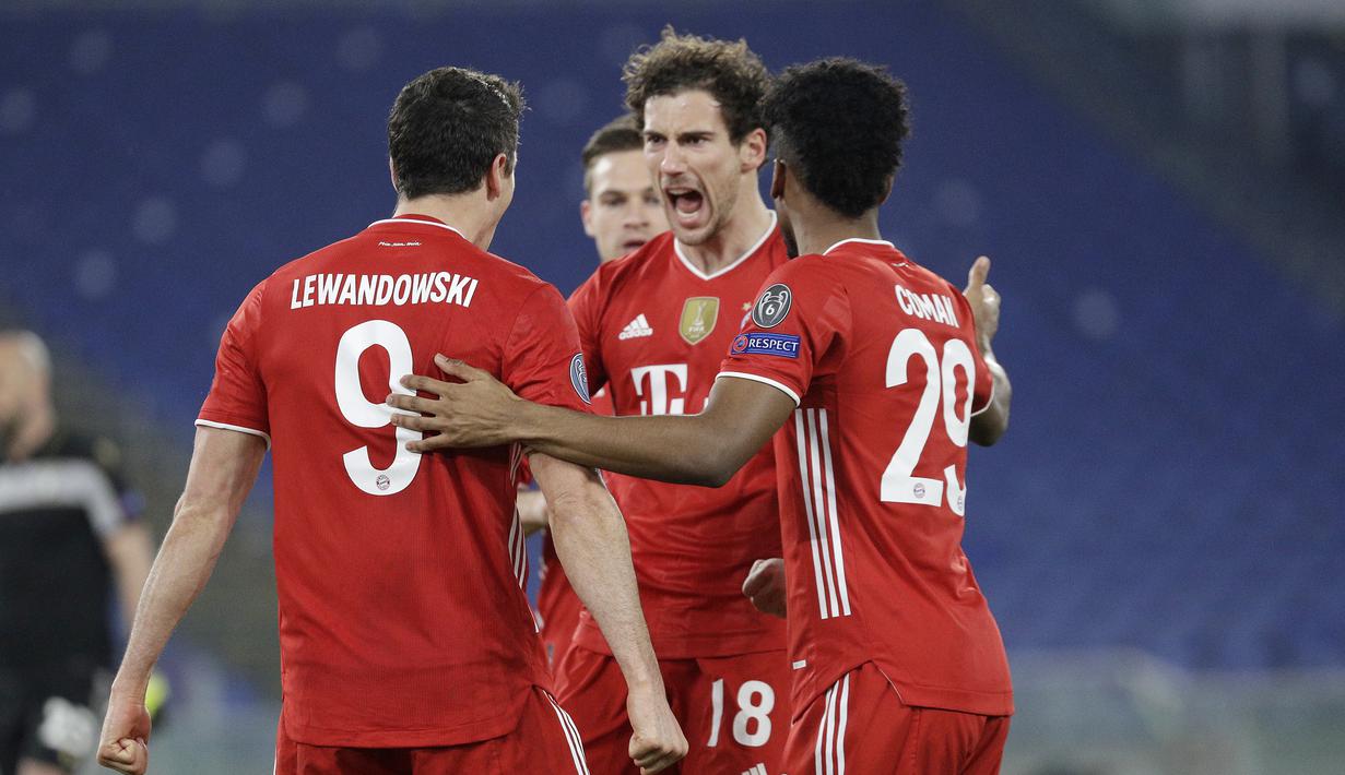 Striker Bayern Munich, Robert Lewandowski (kiri) melakukan selebrasi bersama rekan setim usai mencetak gol pertama timnya ke gawang Lazio dalam laga leg pertama babak 16 besar Liga Champions 2020/21 di Olimpico Stadium, Selasa (23/2/2021). Bayern Munich menang 4-1 atas Lazio. (AP/Gregorio Borgia)