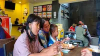 Suasana Jumat Berkah makan gratis di kedai geprek Cirebon bersama masyarakat tidak mampu. Foto (Liputan6.com / Panji Prayitno)