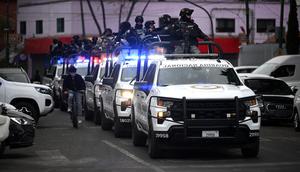 Pasukan khusus Garda Nasional Meksiko berpatroli di sekitar markas Kantor Kejaksaan Khusus untuk Kejahatan Terorganisir (FEMDO) di Mexico City pada 22 Februari 2026. Meksiko mengonfirmasi pada 22 Februari 2026 bahwa tentara menewaskan seorang pemimpin kartel narkoba kuat yang merupakan salah satu buronan paling dicari di negara itu dan di Amerika Serikat. Nemesio Oseguera, pemimpin berusia 59 tahun dari Kartel Jalisco Generasi Baru (Jalisco New Generation Cartel) yang dikenal brutal, terluka dalam bentrokan dengan tentara di kota Tapalpa dan meninggal saat diterbangkan ke Mexico City, menurut pernyataan militer. (Alfredo ESTRELLA / AFP)