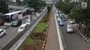 Sejumlah pohon di kawasan Sudirman terlihat telah direlokasi oleh Pemprov DKI Jakarta, Jumat (9/3). Jumlah pohon terdampak penataan ulang trotoar  yang akan dipindah terdiri dari sisi barat 228 pohon, dan sisi timur 302 pohon. (Liputan6.com/Arya Manggala)