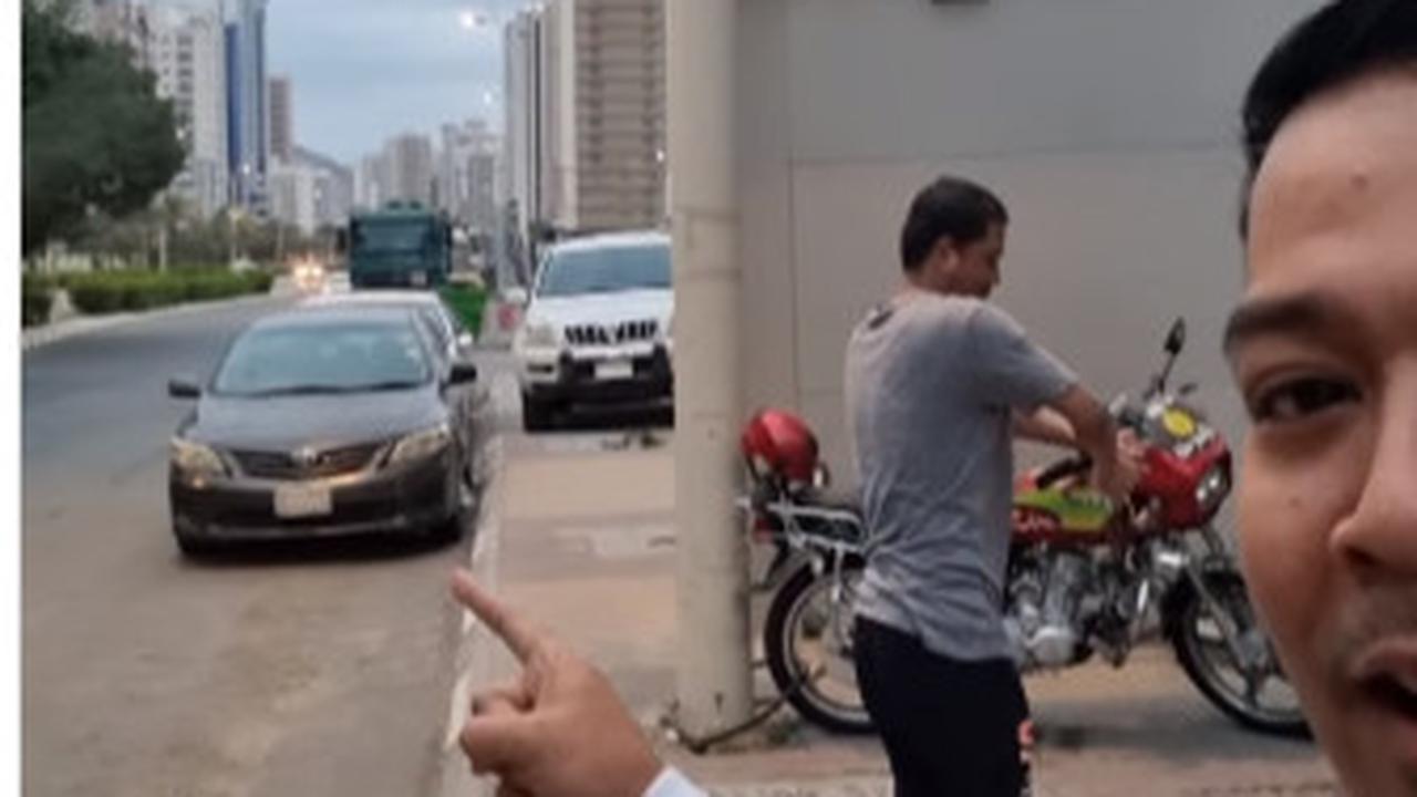 Pekerjaannya juga bukan sembarangan. Puluhan kendaraan roda empat nampak menunggu.