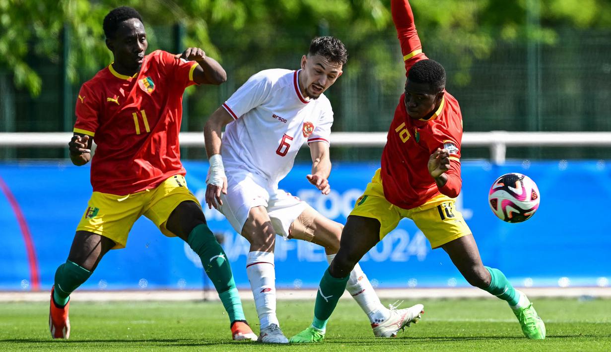 Babak kedua berjalan ketat dan sengit, masing-masing tim sama-sama mengejar kemenangan untuk meraih satu tiket terakhir untuk berlaga di Olimpiade 2024 Paris. (MIGUEL MEDINA/AFP)