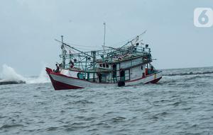 Kapal nelayan melintas di pesisir laut Jakarta, Kamis (9/1/2020). Pemprov DKI Jakarta melalui Dinas Sumber Daya Air (SDA) memetakan kawasan yang rawan diterjang banjir rob selama cuaca ekstrem melanda Jakarta pada 9 hingga 12 Januari 2020. (merdeka.com/Imam Buhori)