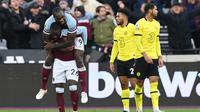West Ham United. Chelsea takluk 2-3 dari West Ham United di pekan ke-15 Liga Inggris 2021/2022. Dalam laga yang digelar 4 Desember 2021, trigol West Ham dicetak oleh Manuel Lanzini, Jarrod Bowen dan Arthur Masuaku. Sementara dua gol Chelsea oleh Thiago Silva dan Mason Mount. (AFP/Glyn Kirk)