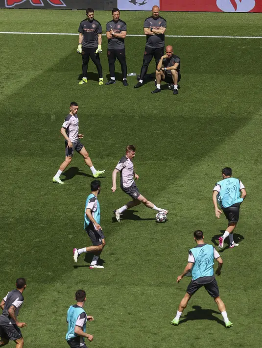 Para pemain Manchester City mengikuti sesi latihan di stadion Dragao di Porto, Portugal, Jumat (28/5/2021). Bagi City, kemenangan skuad Pep Guardiola dalam duel City vs Chelsea akan membuat mereka mencetak sejarah menjuarai Liga Champions untuk pertama kalinya. (Michael Steele/Pool via AP)