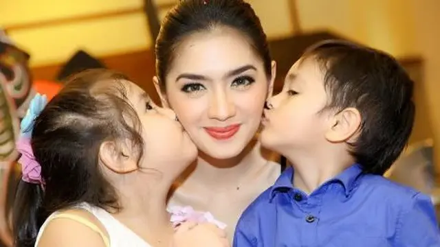 Angel Karamoy tampak masih belia meski anaknya sudah remaja (Instagram/realangelkaramoy)