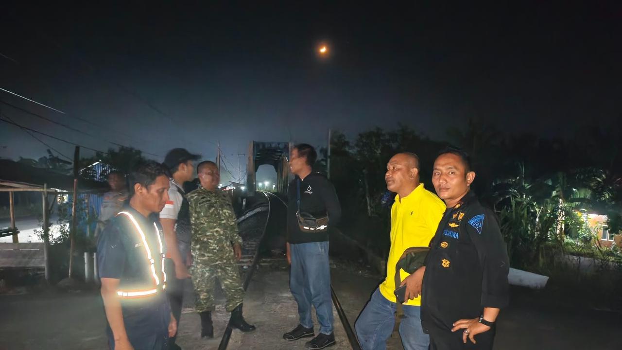 Rel di Batu Bara Diblokade Imbas Warga Tertabrak Kereta, KAI Buka Suara
