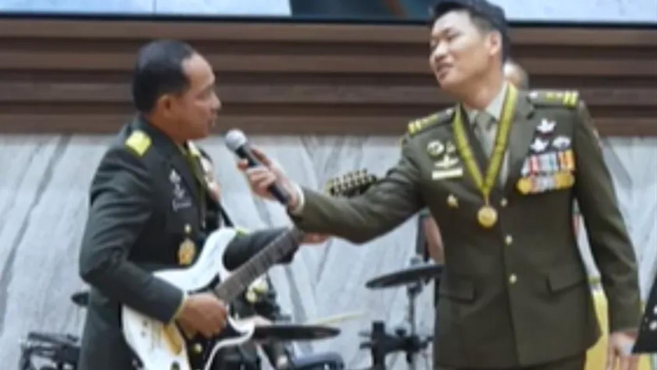 Begitu pula dengan Jenderal Dudung, ketukan drumnya begitu piawai.<br>